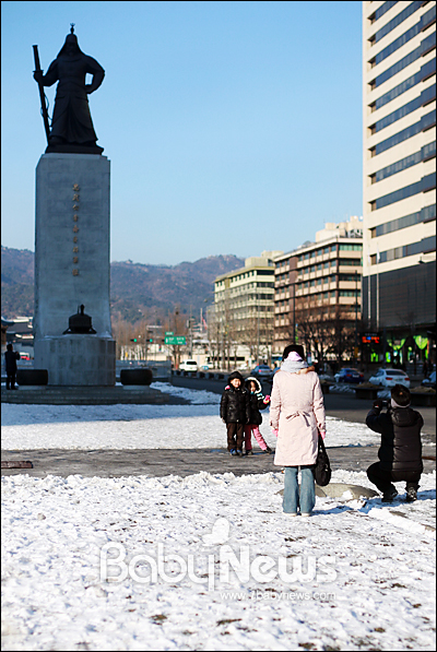베이비뉴스 이기태 기자 = 한 맞벌이 부부가 자녀와 함께 서울 광화문에 나들이 나와 이순신장군 동상 앞에서 기념촬영을 하고 있다.  likitae@ibabynews.com ⓒ베이비뉴스