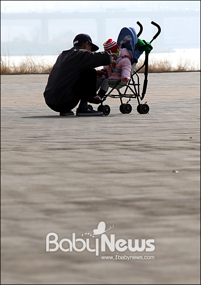 베이비뉴스 이기태 기자 = 한 아이의 할아버지가 오후에 야외로 나와 아이를 돌보고 있다. 여성가족부가 육아지원 서비스를 진행하고 있다, 이 가운데 돌봄서비스는 시간제와 종일제 서비스로 진행되고 있다. likitae@ibabynews.com ⓒ베이비뉴스