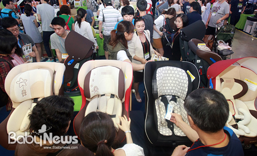 한 임신출산육아용품박람회를 찾은 부모들이 카시트 전시장에서 제품들을 유심히 살펴보면서 직원들에게 상담을 받고 있다. 이기태 기자 likitae@ibabynews.com ⓒ베이비뉴스