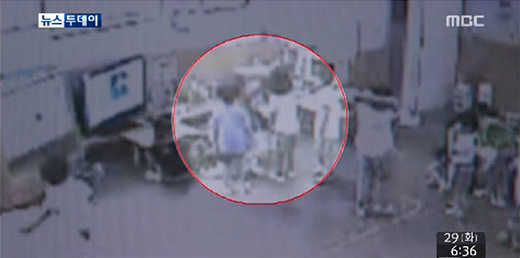 부산의 모 유치원에서 교사가 아이들을 학대하고 있는 모습이 담긴 CCTV 화면. ⓒMBC