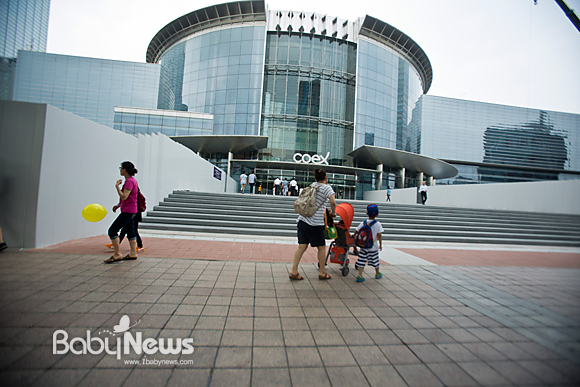 지난 7월 16일 오전 한 엄마가 두자녀와 함께 서울 강남 삼성동 코엑스 동문 입구 앞에서 계단을 발견을 하고는 망설이고 있다. 이기태 기자 likitae@ibabynews.com ⓒ베이비뉴스