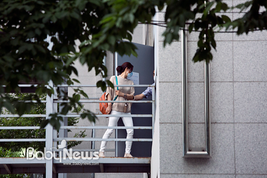 11일 오후 폐쇄 조치가 내려진 서울 양천구 메디힐병원 별관 출입문으로 마스크를 한 여성이 들어가고 있다. 이기태 기자 likitae@ibabynews.com ⓒ베이비뉴스