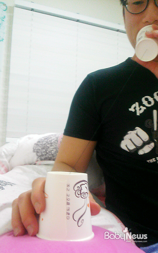 '아기야, 아빠 목소리 들리니?' 아빠는 종이컵으로 만든 '태교전화기'를 배에 대고 맑음이와 대화를 시도하고 있다. 정가영 기자 ky@ibabynews.com ⓒ베이비뉴스