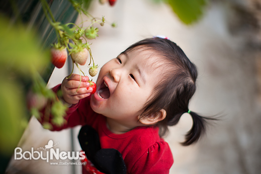 인천시 남구 서민원 씨의 ‘딸기 먹는 아이’ ⓒ전국육아종합지원센터