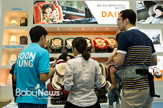 20일 서울 코엑스에서 개막한 베페 베이비페어 순성산업 전시장을 찾은 엄마아빠가 순성 오가닉 데일리 카시트를 관람하고 있다. 이기태 기자 likitae@ibabynews.com ⓒ베이비뉴스