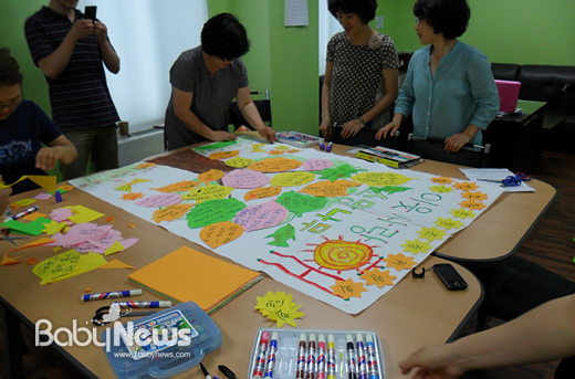 서울 은평구 제갈말 아파트 주민들은 서울시의 도움을 받아 자율협약을 체결했다. 주민들이 함께 층간소음 없는 마을을 기원하며 소원을 적고 있다. ⓒ서울시
