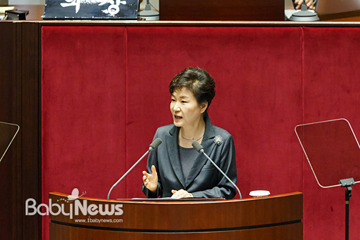 박근혜 대통령이 27일 시정연설에서 언급한 보육정책이 비정규직을 양산한다는 비판을 받고 있다. ⓒ청와대
