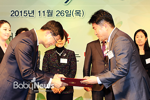 최규삼 베이비뉴스 대표(오른쪽)가 26일 오후 서울 잠실 학생체육관에서 열린 2015 전국보육인대회에서 보건복지부 장관 표창을 수상하고 있다. 이기태 기자 ⓒ베이비뉴스