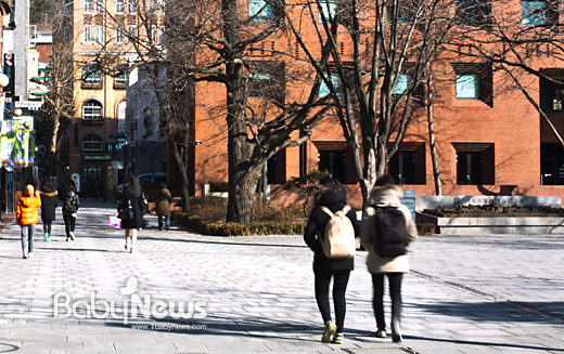 모든 20대 청춘은 꽃이다. 서울 대학로 마로니에공원을 걸어가고 있는 청년들의 뒷모습. 이기태 기자 likitae@ibabynews.com