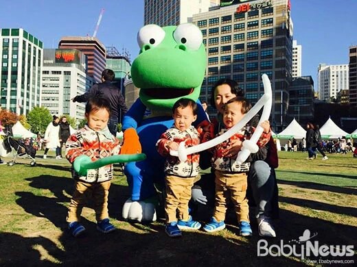 세쌍둥이 형제가 엄마와 함께 크롱과의 기념촬영하고 있다. 강나연 기자 ⓒ 베이비뉴스 