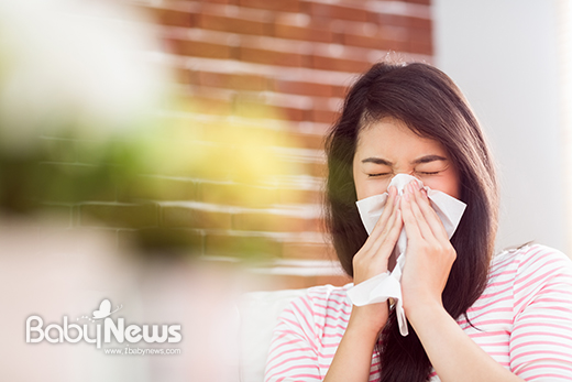 알레르기 질환은 봄철 황사나 미세먼지, 꽃가루 등의 영향을 많이 받는다. 따라서 대기 오염이 심한 날에는 될 수 있으면 외출 시간을 줄이는 것이 좋다. ⓒ 베이비뉴스