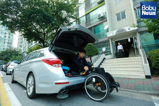 지난 9월 25일 인천시 연수구에 위치한 박대운 씨의 아파트 주차장. 박 씨가 차에서 내릴 준비를 하고 있다. 최대성 기자 ⓒ베이비뉴스
