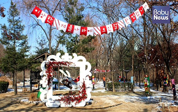 서울시(서부공원녹지사업소)는 22일부터 내년 1월 31일까지 월드컵공원에서 대형 케이크(7m)와 겨우내 시들지 않는 꽃이 핀 나무, 억새 눈사람, 털옷 입은 나무 등 볼거리와 체험거리가 가득한 ‘이상한 겨울나라’를 운영한다. ⓒ서울시