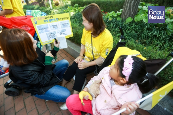 베이비뉴스가 5년 째 주최하고 있는 '유모차는 가고 싶다' 캠페인. 서울 광진구 서울어린이대공원에서 유모차를 끌고 나온 시민들을 만나 ‘유모차와 다닐 때 가장 불편한 점’에 대한 당사자들의 이야기를 들어봤다. 최대성 기자 ⓒ베이비뉴스
