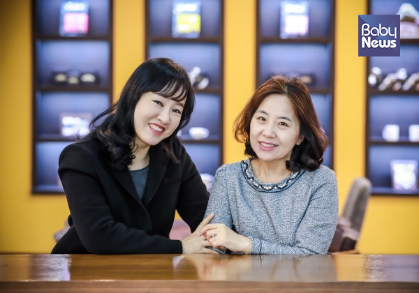 지난 17일 서울 여의도의 한 카페에서 김민수 미세먼지해결시민본부 공동대표(오른쪽)와 이수진 검단맘 카페 대표를 만났다. 최대성 기자 ©베이비뉴스