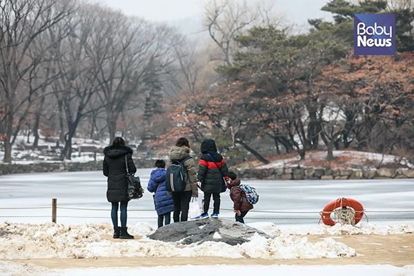 아직 꽁꽁 언 춘당지 연못을 구경하는 가족. 최대성 기자 ⓒ베이비뉴스