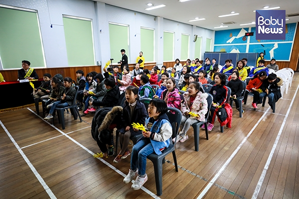 서울재동초등학교 1학년 아이들이 보행안전 교육을 위해 강당에 모여있다. 최대성 기자 ⓒ베이비뉴스