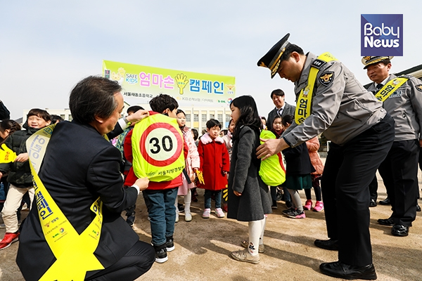 아이들이 서울지방경찰청이 후원한 어린이 가방 안전 덮개를 받고 있다. 최대성 기자 ⓒ베이비뉴스