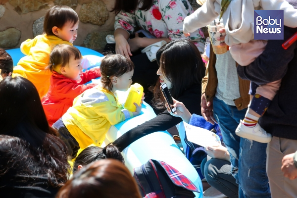 서울놀이마당은 가운데 놀이마당 무대를 두고 양옆으로 16개의 부스가 마련돼 아이가 즐길 수 있는 다양한 체험부스부터 미아방지 캠페인까지 알찬 프로그램으로 부스가 구성됐다. 김재호 기자 ⓒ베이비뉴스