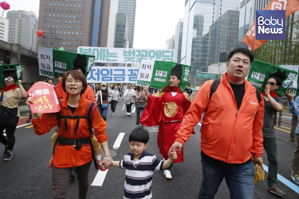 5월 1일 노동절 집회 중 거리행진에 참가한 이미선 예비후보(왼쪽). 둘째 다겸이의 손을 잡고, 셋째 다은이는 아기띠로 등에 업고 함께했다. ©이미선