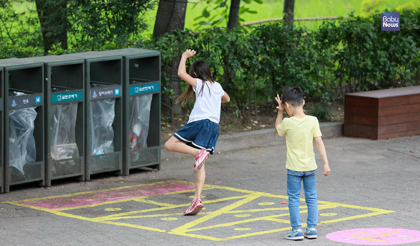 11일 오후 서울 능동 어린이대공원을 찾은 아이들이 휴지통 앞에 그려진 사방치기 놀이판에서 시간이 가는 줄 모르고 놀고 있다. 최대성 기자 ⓒ베이비뉴스