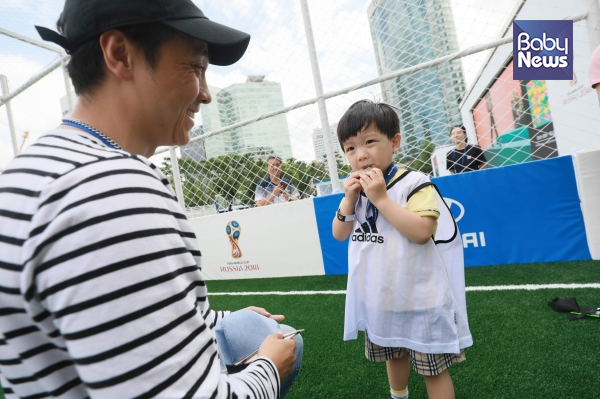 경기에 참여한 모든 아이들은 메달과 풋살공을 선물로 받았다. 사진은 코미디언 이동윤과 그의 아들 태이 군이 세리머니를 하는 모습. 김재호·최대성 기자 ⓒ베이비뉴스