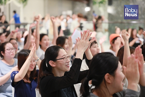 많은 예비맘들이 29일 오후 서울 강남구 스칼라티움 웨딩홀에서 열린 제332회 맘스클래스에 참석해 레크레이션을 즐기고 있다. 최대성 기자 ⓒ베이비뉴스