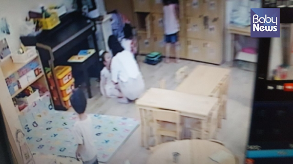 어린이집 CCTV 영상을 재촬영한 사진을 베이비뉴스가 입수했다. 교사가 아이를 몰아세워서 얼굴을 때리는 장면 중 일부이다. ⓒ베이비뉴스