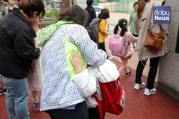 방배초등학교에서 초유의 인질극이 일어난 다음 날인 지난 4월 3일 오전 한 학부모가 등굣길 아이를 안아주고 있다. 김재호 기자 ⓒ베이비뉴스