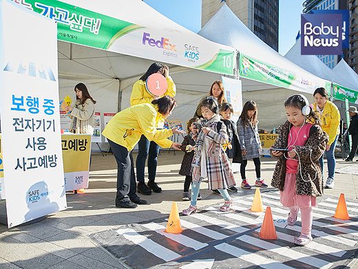 지난해 서울 중구 서울시청 앞 서울광장에서 열린 캠페인 '유모차는 가고 싶다'에서 세이프키즈코리아가 마련한 부스에서 안전강사의 지도에 따라 어린이들이 보행 체험을 하고 있다. 캠페인 '유모차는 가고 싶다' 내 어울마당에서는 인기 육아·생활 아이템을 체험할 수 있는 부스가 마련된다. ⓒ세이프키즈코리아
