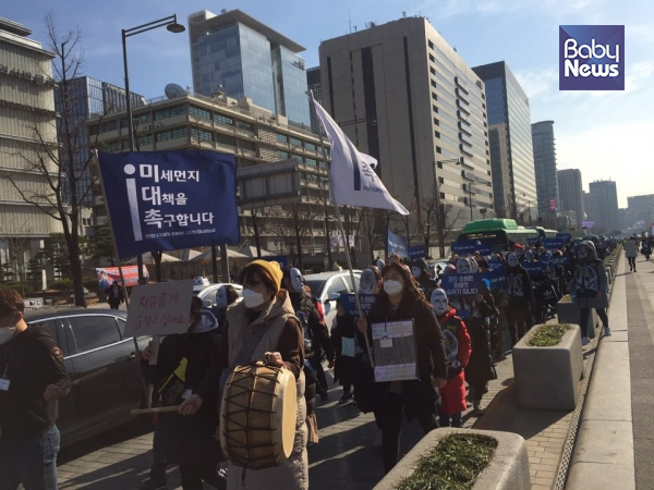 광화문 광장에서 청와대까지 행진을 이어가며 미세먼지 대책의 필요성을 알렸다. 권현경 기자 ⓒ베이비뉴스
