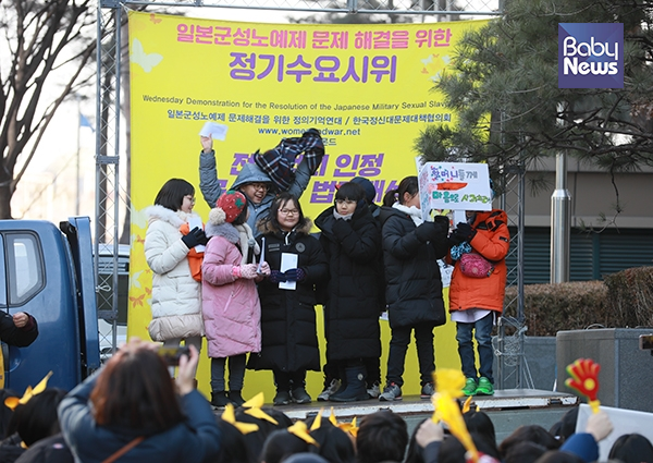 수원 신성초등학교 5학년 학생들이 16일 오후 서울 종로구 옛 일본대사관 앞에서 열린 제1370회 일본군성노예제 문제 해결을 위한 정기수요시위에 참석해 자유발언을 하고 있다.  최대성 기자 ⓒ베이비뉴스