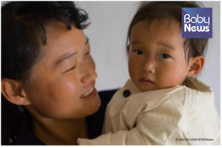 유니세프가 지원하는 북한 황해남도 청단군병원에서 영양실조 치료를 받은어린이. 북한의 5세 이하 어린이 5명 중 1명이 영양실조로 발달장애를 겪고 있다. ⓒ유니세프