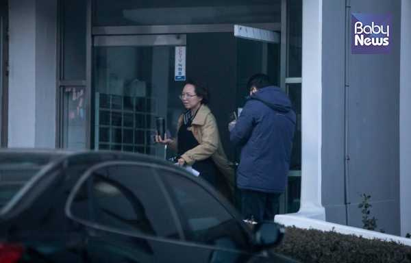 관용차를 몰고 온 한 의문의 남성이 아파트 공동현관 문을 열어 백선희 소장을 의전하고 있다. 최대성 기자 ©베이비뉴스