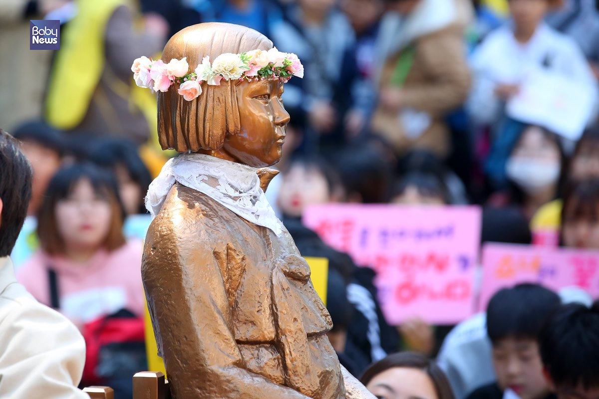 지난 겨울 동안 두툼한 옷을 입었던 소녀상이 봄을 맞이하는 화관을 쓰고 있다. 김재호 기자 ⓒ베이비뉴스