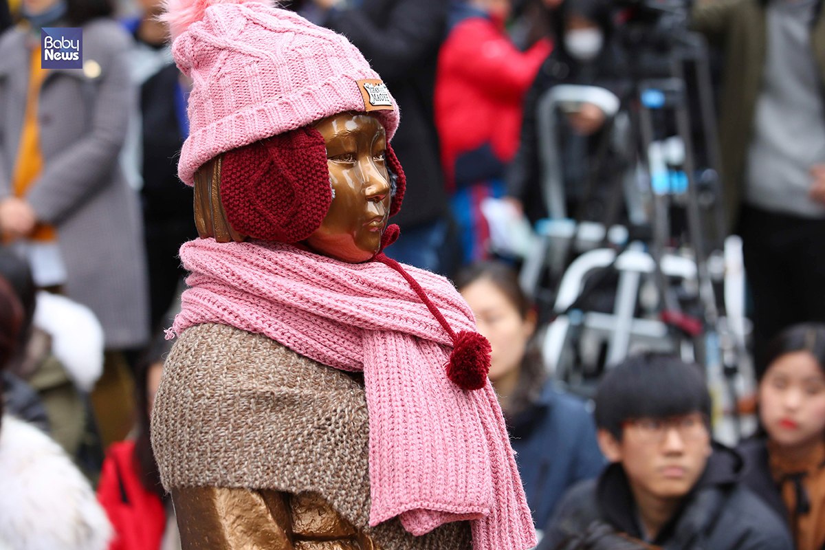 지난 겨울 동안 두툼한 겨울옷을 입고 있던 소녀상의 모습. 김재호 기자 ⓒ베이비뉴스
