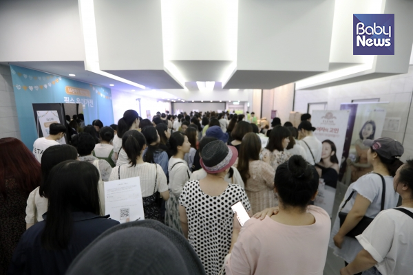해피타임즈 행복한 토크콘서트에 참가한 시민들이 쉬는시간에 부스를 돌아보고 있다. 김근현 기자 ⓒ베이비뉴스