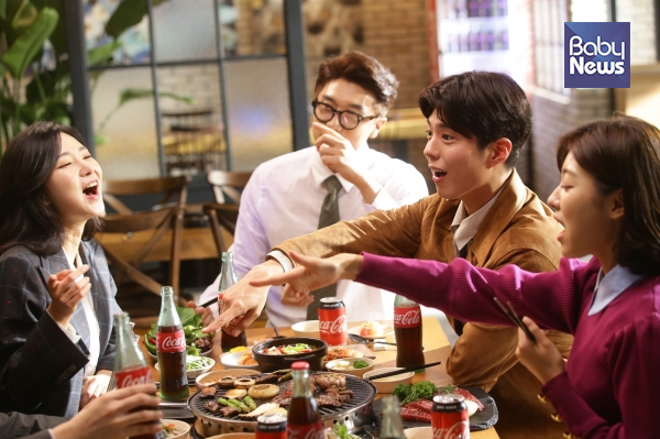 ‘Coke & Meal’ TV 광고 촬영 현장에서 공개된 배우 박보검의 모습. Ⓒ코카-콜라
