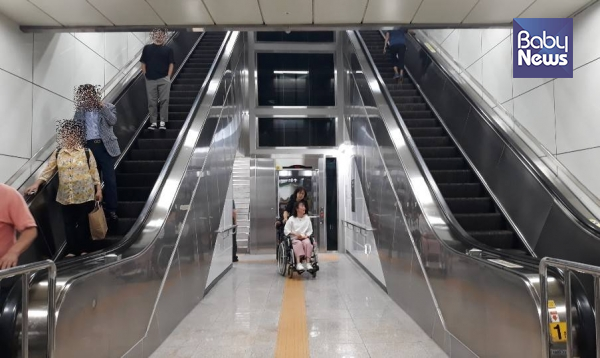 3일 서울 지하철 광화문역에 대합실과 승강장을 연결하는 엘리베이터가 완공됐다 ⓒ진유경