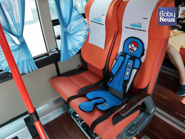서울다누림시티투어버스에는 유아용 카시트도 설치돼 있어서 안전하게 시내를 관광할 수 있다. ⓒ서울관광재단