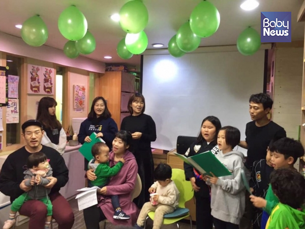 지난 18일 서울 역촌동 초록길도서관에서 열린 ‘지구별의 노래’ 음반발매기념 축하파티 겸 작은콘서트 현장. ⓒ초록육아당