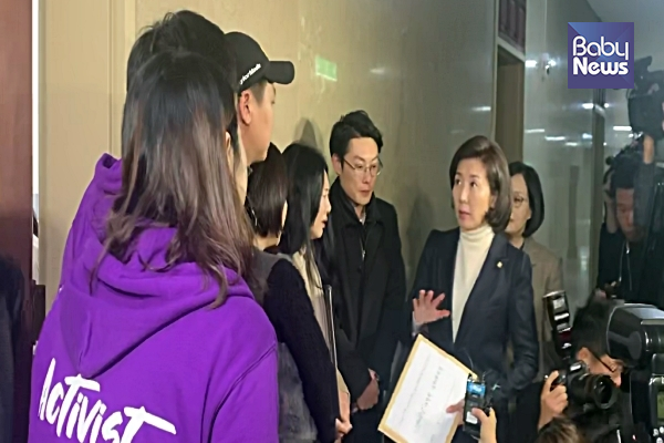 나경원 자유한국당 원내대표가 유가족들을 만나 이야기 하는 모습. 이중삼 기자 ⓒ베이비뉴스