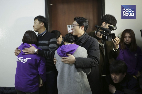 오열하는 엄마들을 안아서 위로하고 있는 아빠들. 서종민 기자 ⓒ베이비뉴스