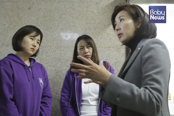 왼쪽부터 해인이 엄마 고은미 씨, 태호 엄마 이소현 씨, 나경원 전 자유한국당 원내대표. 자료사진 ⓒ베이비뉴스