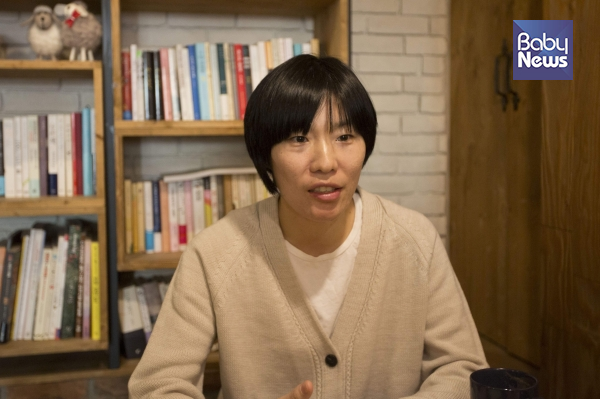 지난달 27일 서울 연남동 한 카페에서 「생각해보니 멈추지 않았더라구요, 저는」 저자 우야지 작가를 만나 이야기 나눴다. 서종민 기자 ⓒ베이비뉴스