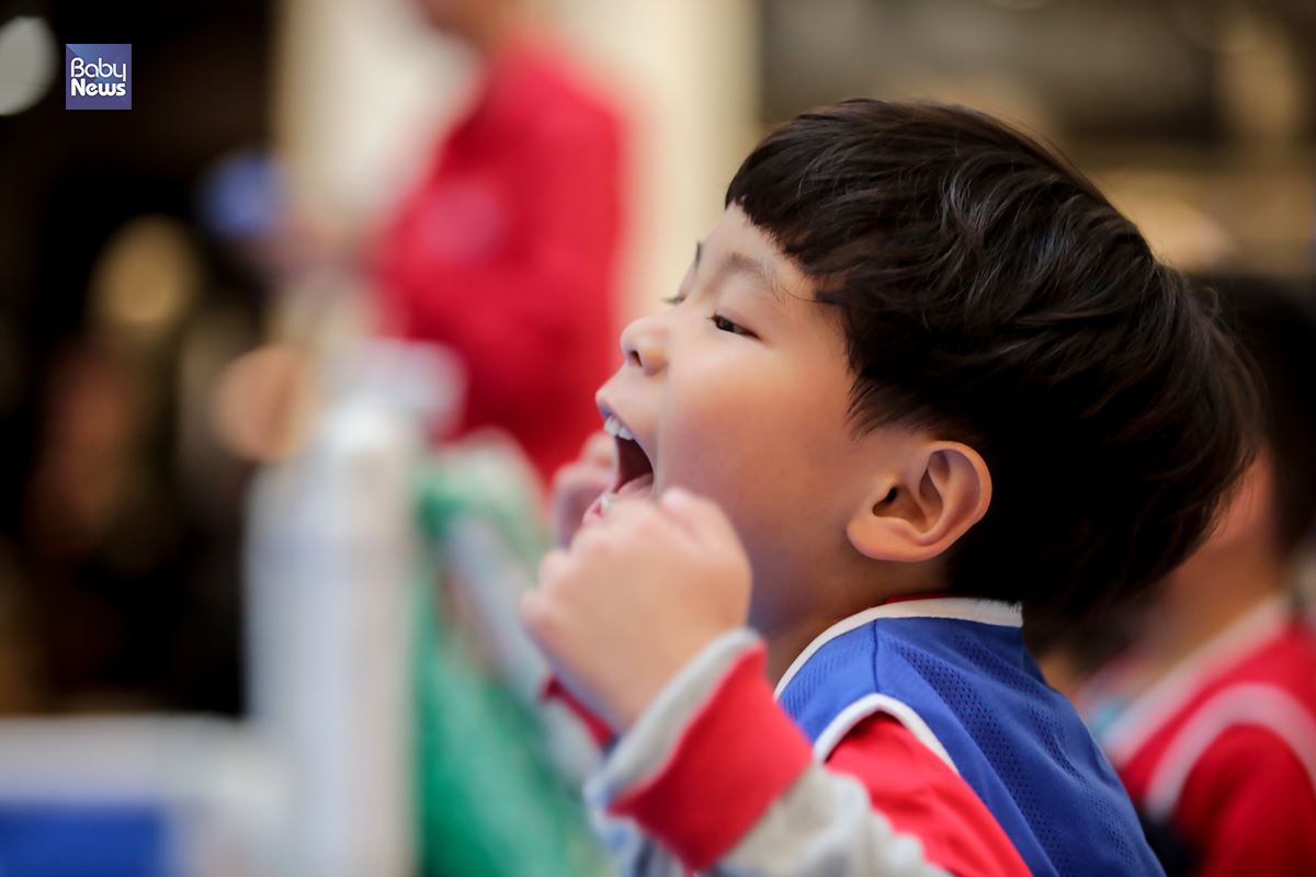 '리틀 킥오프'에 참가한 한 아이가 같은 팀을 열정적으로 응원하고 있다. 김재호 기자 ⓒ베이비뉴스