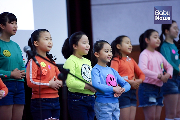 귀여운 모습의 예동 어린이 합창단이 오프닝 공연으로 합창을 펼치고 있다. 서종민 기자 ⓒ베이비뉴스