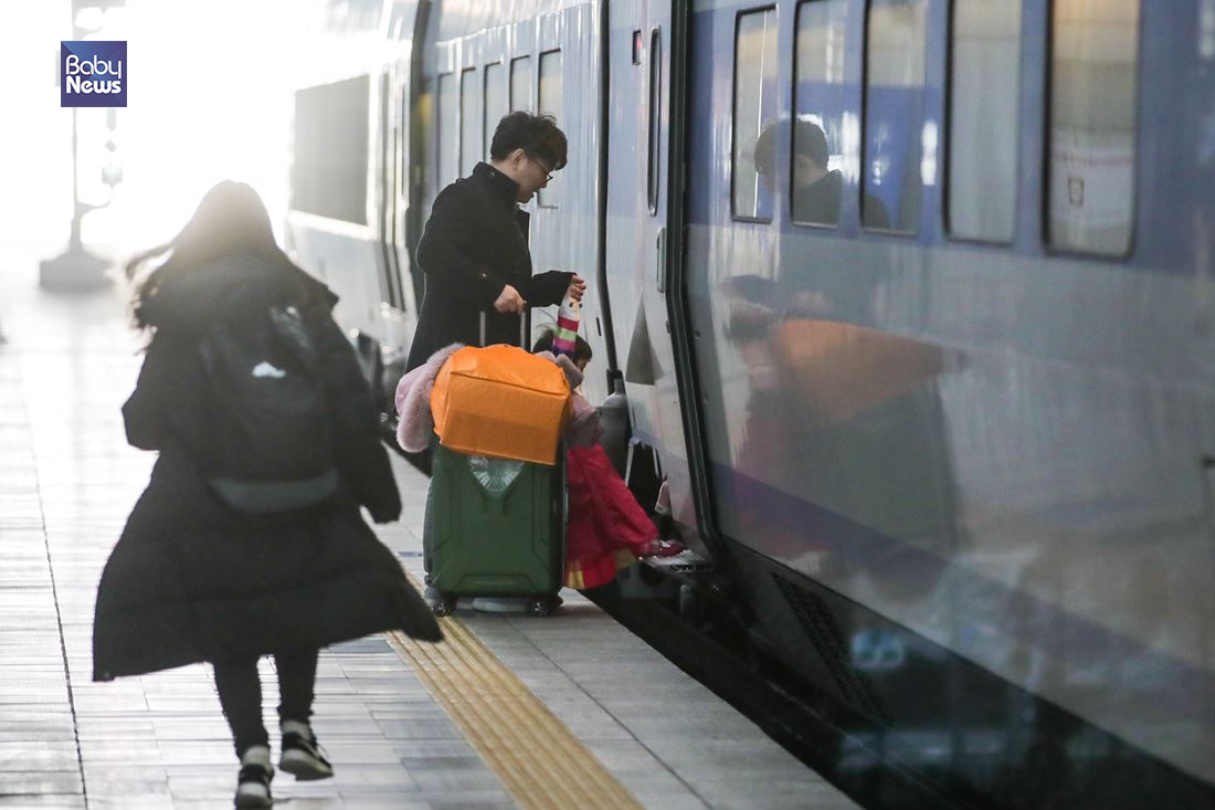 한복을 입은 한 아이가 아빠와 함께 기차에 오르고 있다. 김재호 기자 ⓒ베이비뉴스
