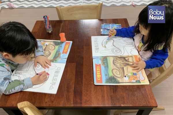 얌전히 색칠공부하는 아이들. 오늘은 아이들과 어떻게 하루를 보낼까? 정가영 기자 ⓒ베이비뉴스