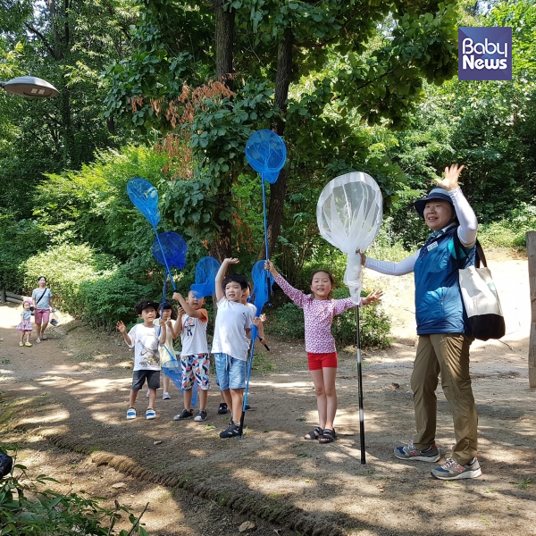 지난해 7월, 아이들이 유아숲체험원에서 숲 체험을 하고 있다. ⓒ강동구